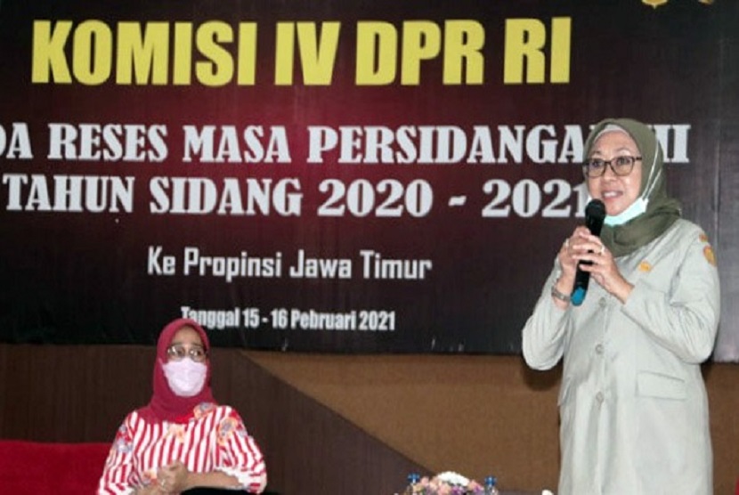 Sekretaris BPPSDMP Kementan Siti Munifah (kanan) menyampaikan sambutan Kepala BPPSDMP Dedi Nursyamsi, dan Wakil Ketua Komisi IV DPR RI Anggia Erma Rini pada kunjungan reses di Polbangtan Malang