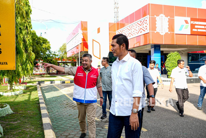 Sekretaris Daerah Aceh, Muhammad Nasir (Kanan) saat melakukan koordinasi dengan Wakil Direktur Utama Pertamina Patra Niaga (Kiri) di Fuel Terminal Krueng Raya, Aceh pada Jumat (5/12) dalam upaya percepatan pemulihan pasokan BBM dan LPG di Aceh.