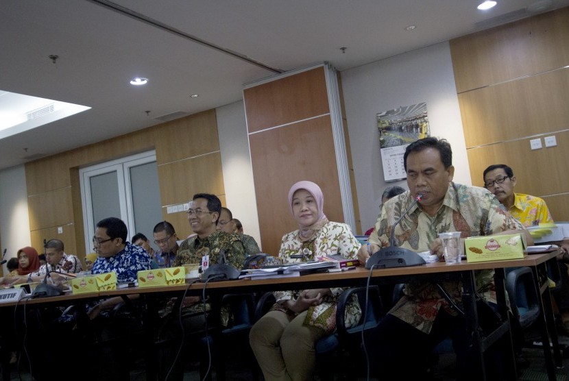 Sekretaris Daerah DKI Jakarta Saefullah (kanan) memberikan keterangan pada sidang angket di Jakarta, Kamis (12/3). 