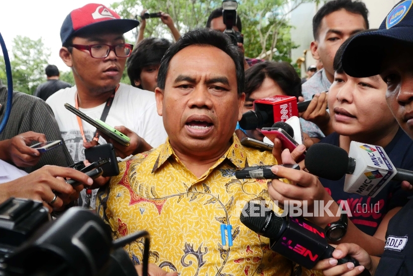 Sekretaris Daerah DKI Jakarta Saefullah menjawab pertanyaan wartawan usai menjalani pemeriksaan di Gedung KPK, Jakarta, Rabu (27/4).  (Republika/Agung Supriyanto)