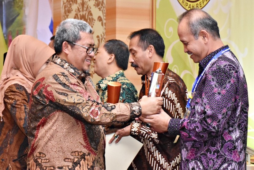 Sekretaris Daerah Kabupaten Bandung Ir H Sofian Nataprawira (kanan) menerima penghargaan dari Gubernur Jabar H Ahmad Heryawan atas prestasi kinerja Pemkab Bandung di Hotel Horison, Kota Bandung, Kamis (14/4).