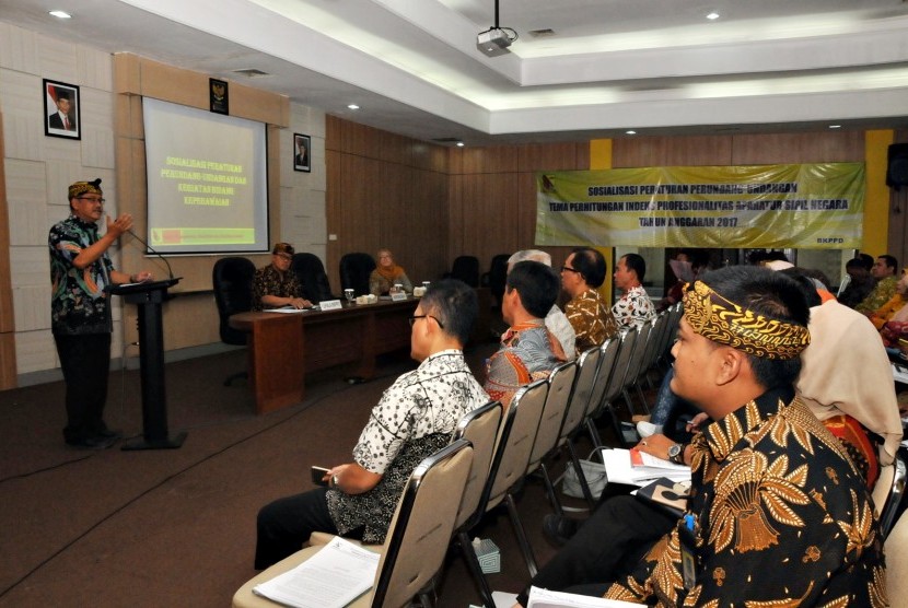 Sekretaris Daerah Kabupaten Bandung Ir H Sofian Nataprawira MP tengah memberikan pembekalan dalam acara Sosialisasi Peraturan Perundang-undangan dan Kegiatan Bidang Kepegawaian di Bale Kandaga, Komplek Pemerintahan Kabupaten Bandung, Kamis (2/2).