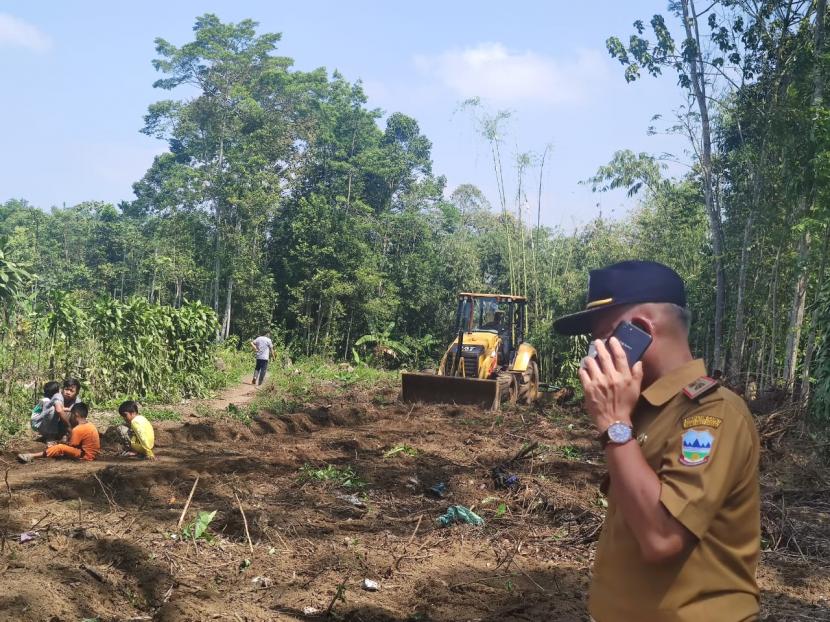 Sekretaris Daerah Kabupaten Garut, Nurdin Yana, meninjau secara langsung lokasi relokasi untuk warga terdampak bencana longsor di Desa Karyamekar, Kecamatan Cilawu, Kabupaten Garut, Selasa (27/7). 