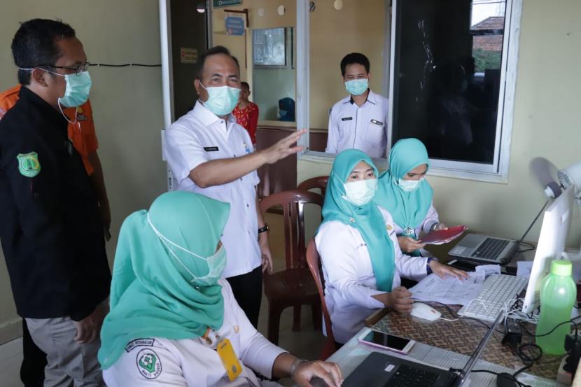 Sekretaris Daerah Kabupaten Musi Banyuasin Drs H Apriyadi MSi didampingi Kepala Dinas Kesehatan Muba dr Azmi Dariusmansyah dan sejumlah pejabat Muba lainnya memantau penanganan Covid-19. 