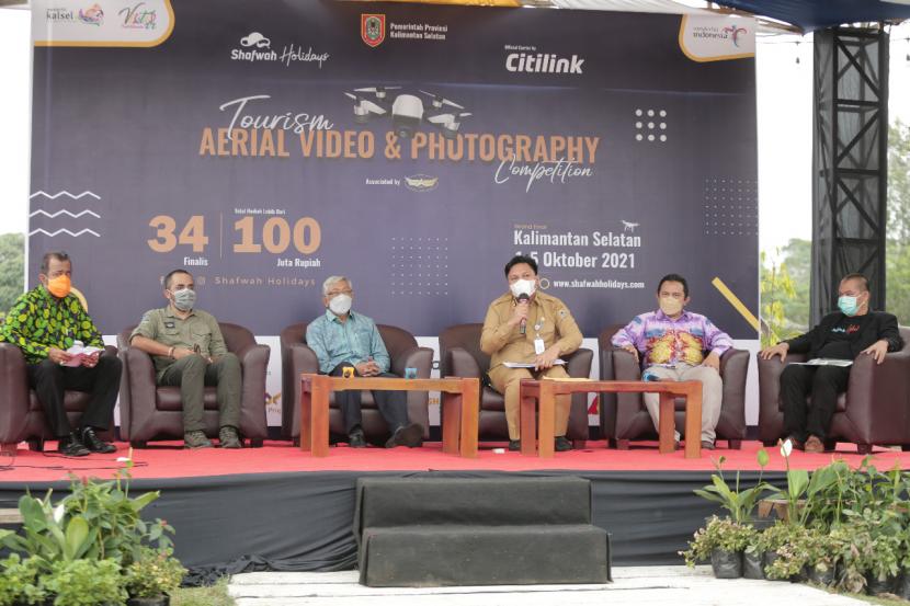 Sekretaris Daerah Kalsel Roy Rizali Anwar mewakili Gubernur Kalimantan Selatan memaparkan langkah dan tahapan pemgusulan Geopark Meratus menjadi UNESCO Global Geopark, pada acara Workshop dan Wibinar Pengembangan Ecotourism Berbasis Konservasi Alam, di Banjarbaru, Senin (4/10)