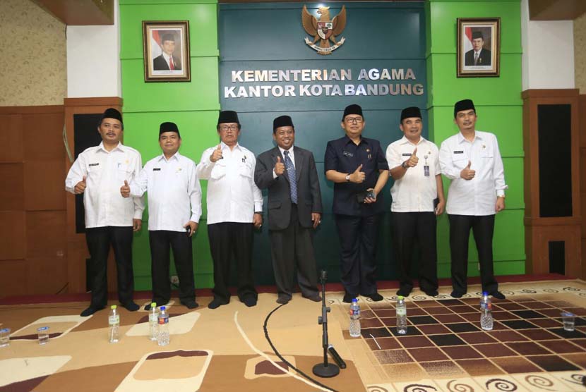 Sekretaris Daerah Kota Bandung Yossi Irianto  (ketiga dari kanan) berfoto bersama seusai memberikan arahan kepada pegawai Kemenag Kota Bandung dalam rangka Hari Amal Bakti (HAB) Ulang Tahun ke -71 di Kantor Kemenag Kota Bandung, Selasa (3/1).