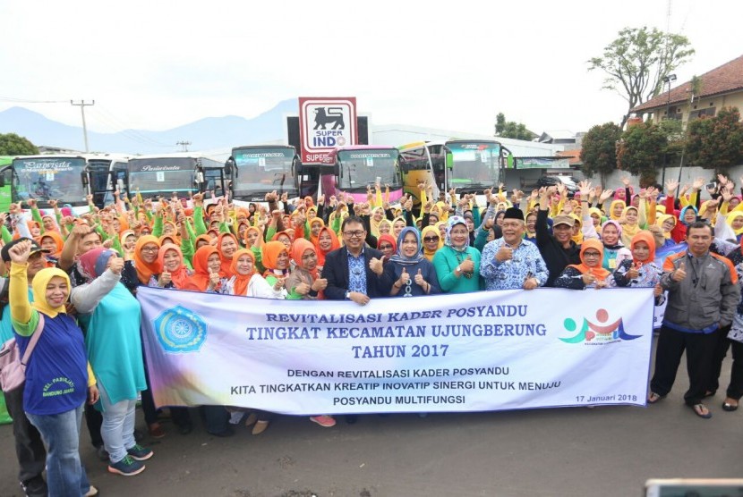 Sekretaris Daerah Kota Bandung Yossi Irianto melepas peserta Program Revitalisasi Kader Posyandu Kecamatan Ujungberung di halaman parkir Superindo, Kecamatan Ujungberung, Rabu (17/1). 