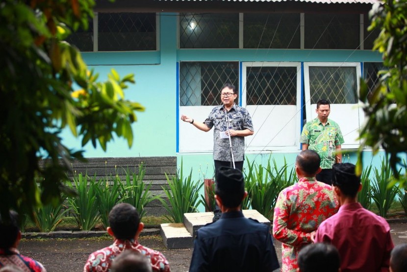 Sekretaris Daerah Kota Bandung Yossi Irianto tengah memberikan arahan kepada karyawan PD Kebersihan Kota Bandung di kantor PD Kebersihan Kota Bandung, Kamis (5/1).