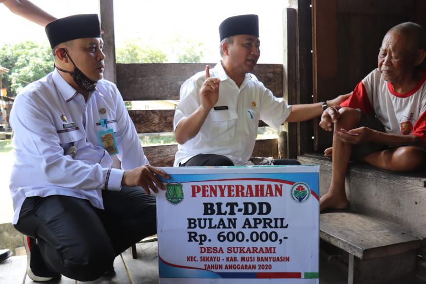 Sekretaris Daerah Muba Drs H Apriyadi MSi yang didampingi Camat Sekayu Marko Susanto menyerahkan bantuan kepada warga.