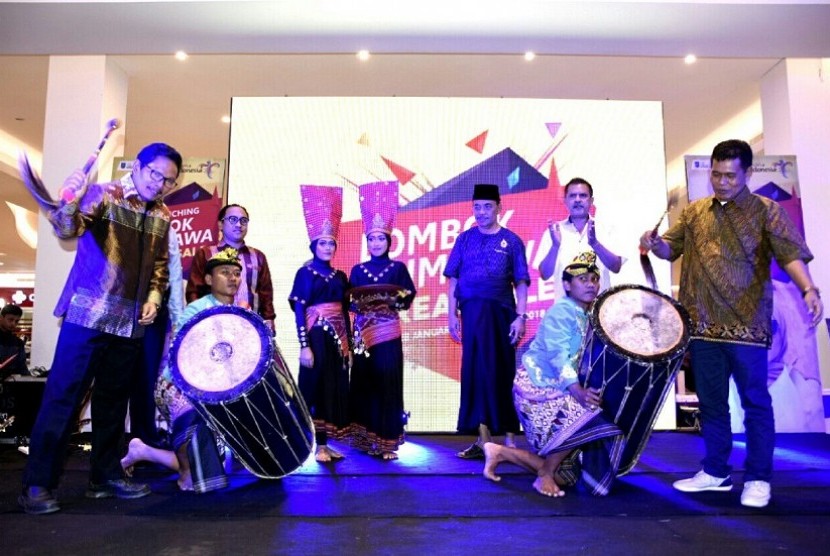 Sekretaris Daerah Pemprov NTB Rosiady (kiri) dan Kepala Dinas Pariwisata NTB Lalu Muhammad Faozal (kanan) memukul Gendang Beleq sebagai tanda Grand Launching Lombok Sumbawa Great Sale 2018 di Transmart Mataram, NTB, Sabtu (20/1) malam.