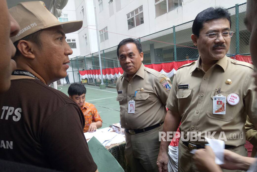 Sekretaris Daerah Provinsi DKI Jakarta Saefullah didampingi oleh Asisten Sekda bidang Pemerintahan DKI Jakarta Bambang Sugiyono, mengunjungi TPS 26 Kalibata City, Jakarta Selatan. 