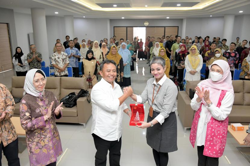 Sekretaris Daerah Provinsi Jawa Barat Herman Suryatman dan Direktur Diseminasi dan Pemanfaatan Riset dan Inovasi Daerah BRIN Oetami Dewi 