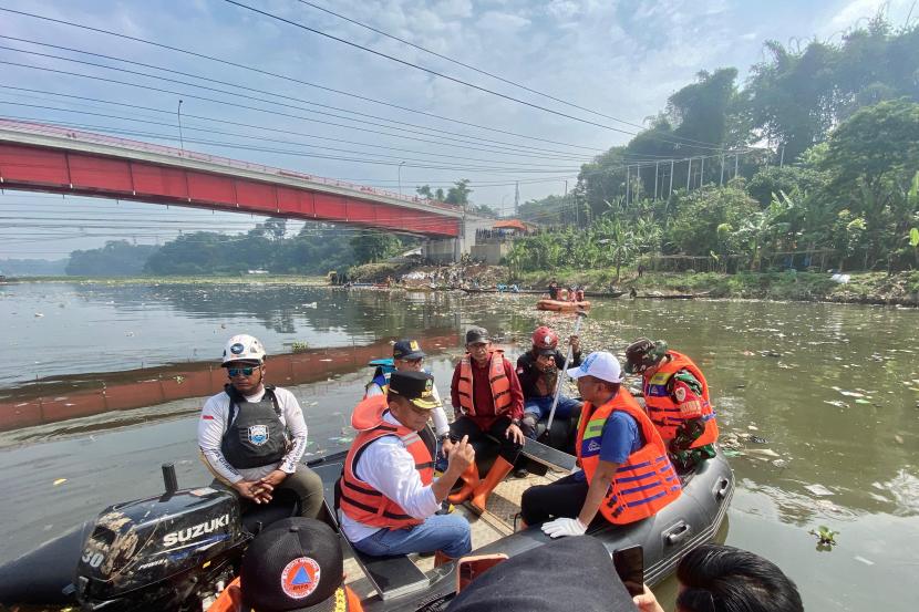 Sekretaris Daerah Provinsi Jawa Barat (Jabar) Herman Suryatman meninjau kondisi Sungai Citarum di kawasan Jembatan Babakan Sapan (BBS) Batujajar