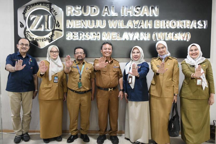 Sekretaris Daerah Provinsi Jawa Barat (Sekda Jabar) Herman Suryatman RSUD Al-Ihsan Jabar, Kabupaten Bandung, Senin (10/6/2024).  