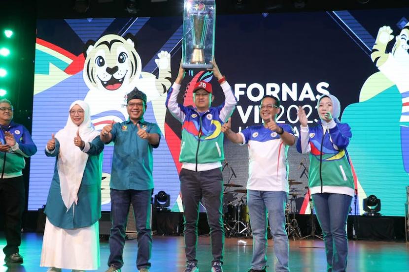 Sekretaris Daerah Provinsi Jawa Barat Setiawan Wangsaatmaja mengangkat trofi juara umum Festival Olahraga Rekreasi Masyarakat Nasional (Fornas) VII 2023, saat penutupan Fornas di Gedung Budaya Sabilulungan, Kabupaten Bandung, Jawa Barat, Ahad (9/7/2023). 