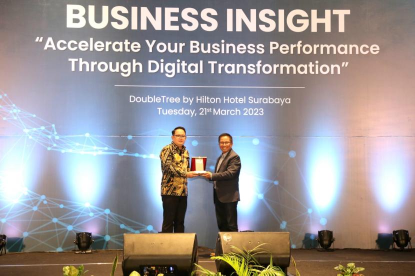 Sekretaris Daerah Provinsi Jawa Timur Adhy Karyono A.KS., M.AP (kiri) dan EVP Telkom Regional V Djatmiko (kanan) pada pembukaan acara Business Insight di Surabaya, Selasa (21/3/2023).