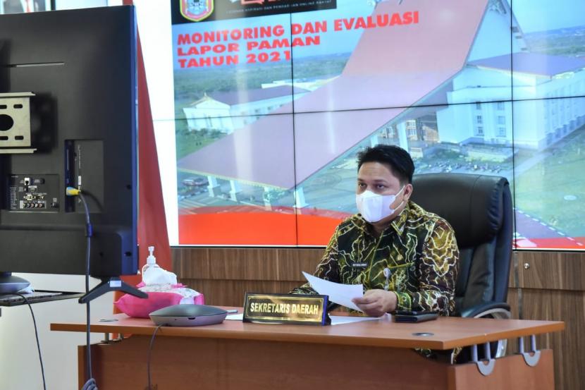 Sekretaris Daerah Provinsi Kalimantan Selatan Roy Rizali Anwar mengingatkan kepada jajaran SKPD agar lebih cepat menyelesaikan aduan masyarakat. Hal ini disampaikan Sekda Prov Kalsel saat monitoring dan evaluasi SP4N LAPOR lingkup Pemprov Kalsel secara virtual, Banjarbaru, Kamis (23/9) siang