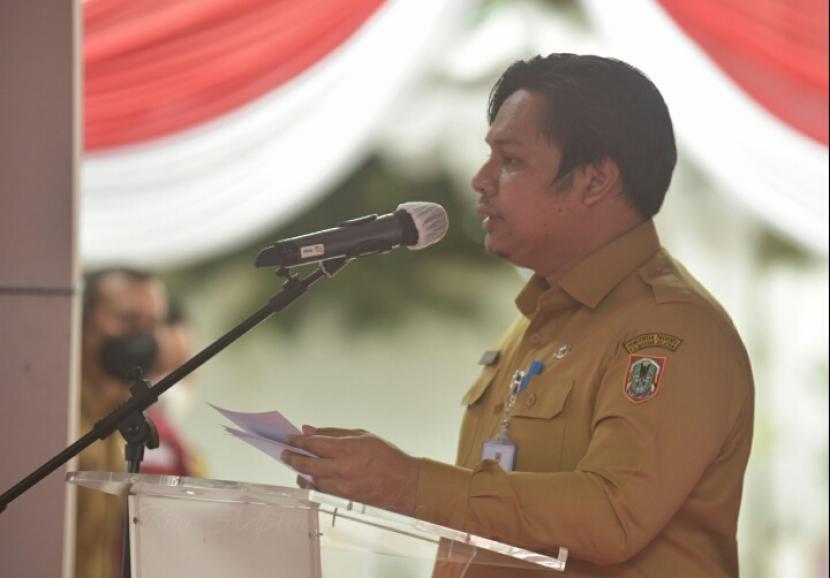 Sekretaris Daerah Provinsi Kalsel, Roy Rizali Anwar, bertindak sebagai inspektur upacara di acara peringatan Hari Bela Negara (HBN) ke-73 tahun 2021, di halaman Kantor Setdaprov Kalsel, Senin (20/12) pagi, di Banjarbaru.