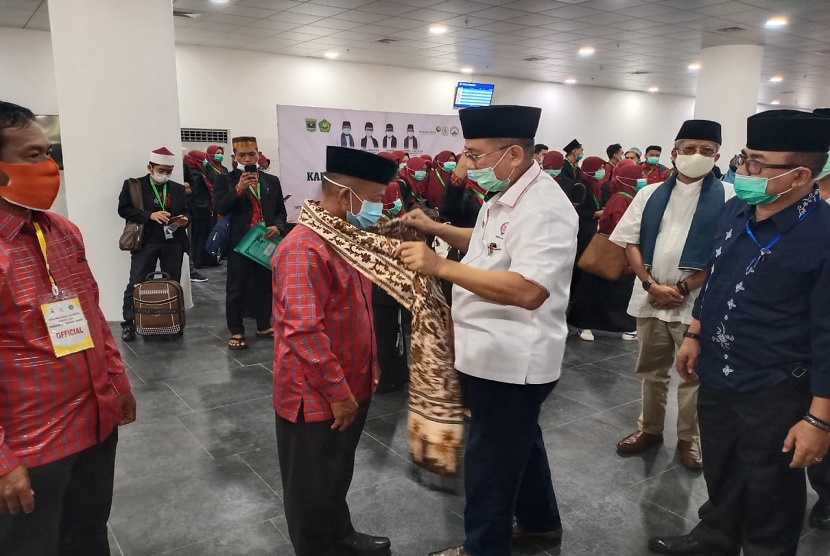 Sekretaris Daerah Provinsi Sumatera Barat Alwis menyambut kedatangan rombongan  khafilah MTQ Nasional ke XXVIII di Bandara Internasional Minangkabau (BIM). (ilustrasi)