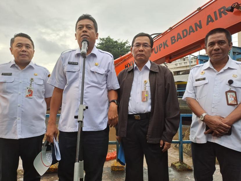 Sekretaris Daerah (Sekda) DKI Jakarta, Joko Agus Setyono saat meninjau Pintu Air Manggarai, Jakarta Selatan, Rabu (1/3/20223).