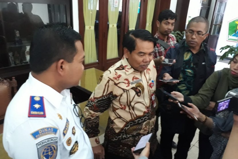 Sekretaris Daerah (Sekda) Kota Malang, Wasto (batik) dan Dinas Perhubungan memberikan keterangan tentang konsep angkutan kota (angkot) berbasis aplikasi di Balai Kota Malang, Kamis (26/9).