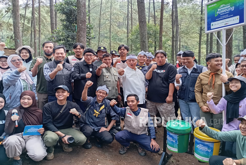 Sekretaris Daerah (Sekda) Provinsi Jawa Barat Herman Suryatman melepas pelaksanaan Bebersih Leweung yang digagas Republika di area Wisata Gunung Kuda, Cibiru, Kabupaten Bandung, Sabtu (11/10/2025).