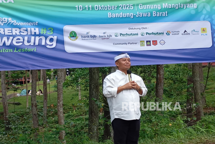 Sekretaris Daerah (Sekda) Provinsi Jawa Barat Herman Suryatman saat membuka acara Bebersih Leuweung di wilayah kawasan Gunung Kuda, Cibiru Wetan, Kabupaten Bandung, Sabtu (11/10/2025). 