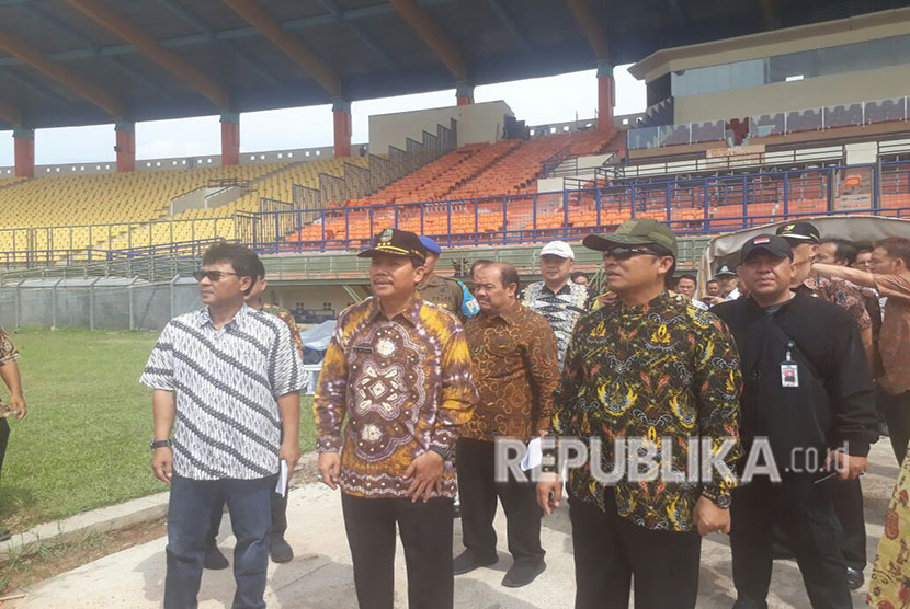 Sekretaris Daerah (Sekda) Provinsi Jawa Barat, Iwa Karniwa meninjau Stadion Si Jalak Harupat yang menjadi salah satu venue Asian Games 2018, beberapa waktu lalu.