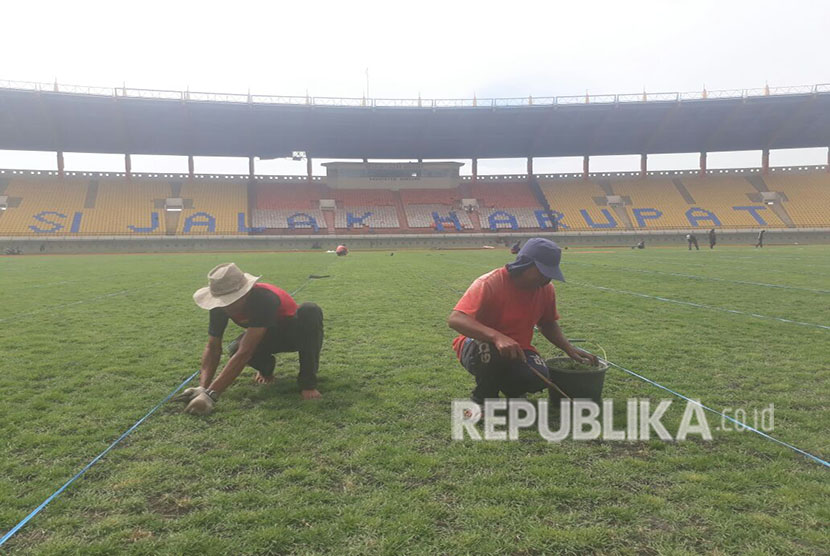 Sekretaris Daerah (Sekda) Provinsi Jawa Barat, Iwa Karniwa meninjau Stadion Si Jalak Harupat yang tengah direnovasi, Kamis (24/5). Stadion akan digunakan untuk perhelatan Asian Games 2018.