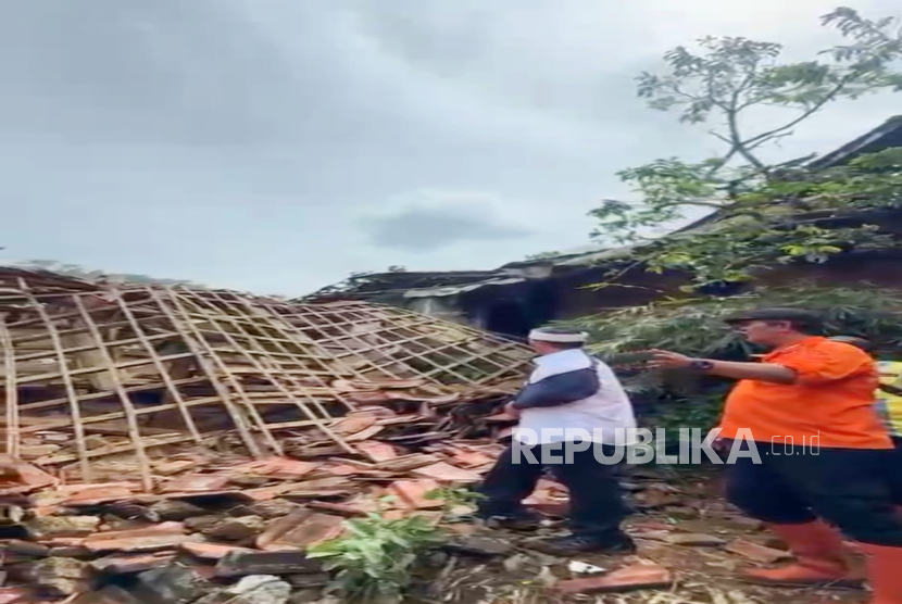 Pemprov Jabar Beri Bantuan Logistik Rp 270 Juta untuk Korban Longsor Arjasari