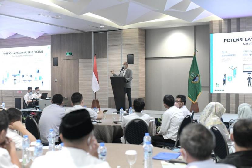 Sekretaris Daerah (Sekda) Provinsi Jawa Barat Setiawan Wangsaatmaja saat membuka Rapat Koordinasi Kecamatan Tingkat Provinsi Jawa Barat di Holiday Inn Bandung