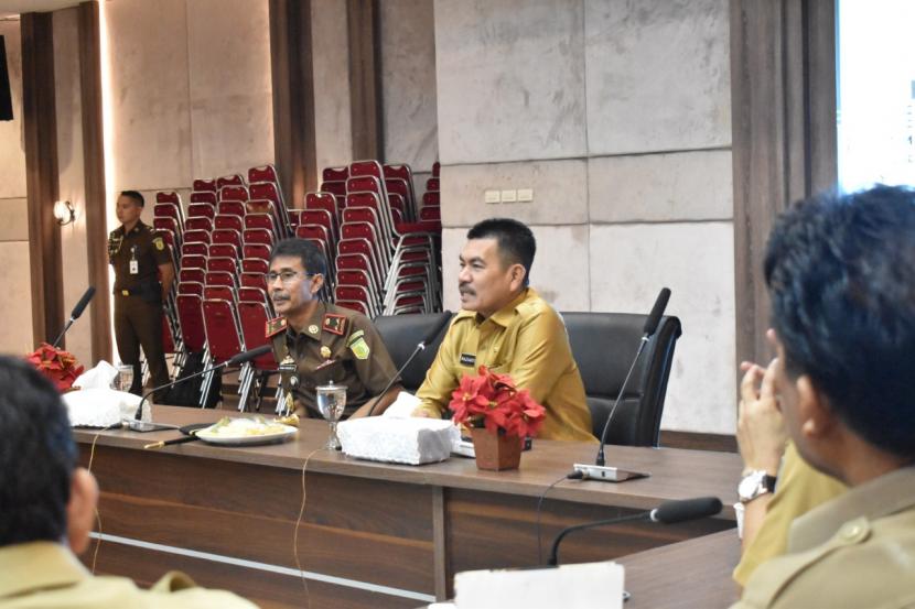 Sekretaris Daerah (Sekda) Provinsi Kep. Bangka Belitung (Babel), Naziarto, memimpin pertemuan pembinaan dan pencegahan tindak korupsi di Ruang Pasir Padi Kantor Gubernur Kep. Bangka Belitung pada Senin (9/3). 