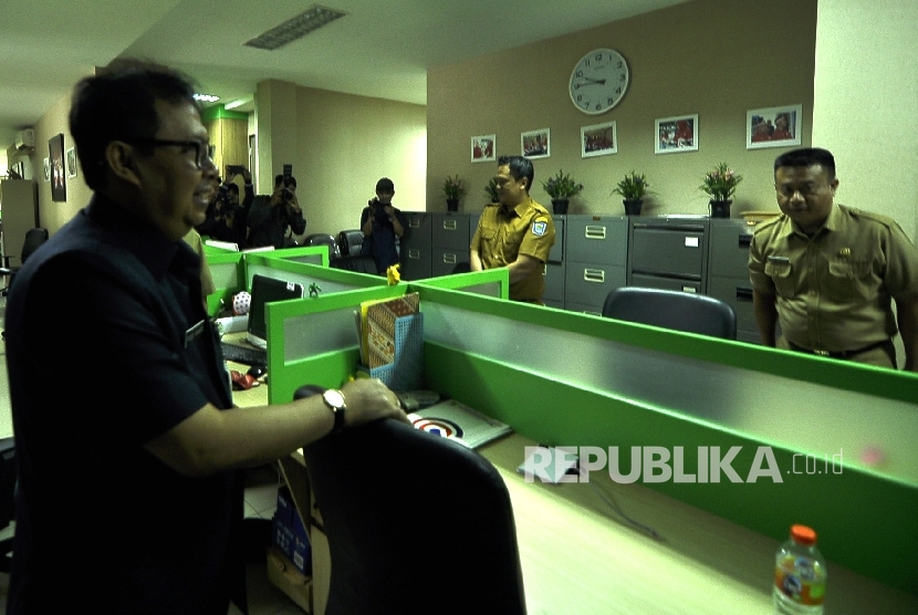 Sekretaris Daerah Yossi Irianto meninjau kantor Dinas Penanaman Modal dan Pelayanan Terpadu Satu Pintu di Jalan Cianjur, Kota Bandung, Senin (6/2)