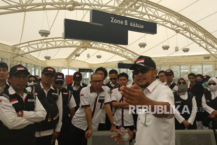 Sekretaris Daker Bandara Abdillah memberi pengarahan bagi petugas yang bakal menyambut jamaah haji Indonesia yang mulai tiba Senin (17/7) ini di Bandara Amir Muhammad bin Abdulaziz, Madinah, Senin (16/7)