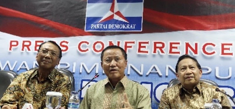 Sekretaris Dewan Kehormatan Partai Demokrat, Amir Syamsuddin (tengah), bersama anggota Dewan Kehormatan PD, Jero Wacik (kiri),dan EE Mangindaan (kanan), saat memberikan keterangan pers di Jakarta, Senin (23/5) malam.