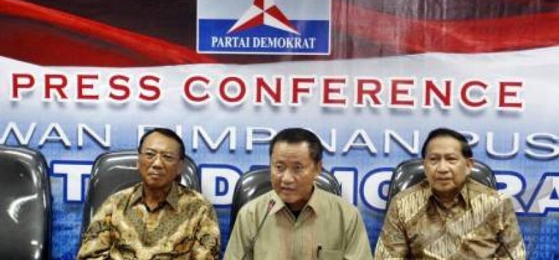 Sekretaris Dewan Kehormatan Partai Demokrat, Amir Syamsuddin (tengah) bersama EE. Mangidaan (kanan) dan Jero Wacik saat mengumumkan pemberhentian Nazaruddin.