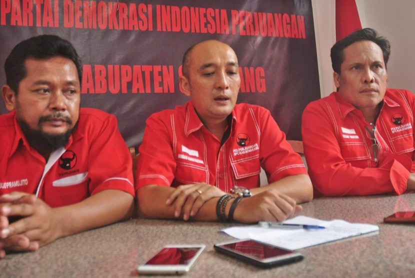 Sekretaris Dewan Pimpinan Cabang (DPC) PDIP Kabupaten Semarang, Bondan Marutohening (tengah).