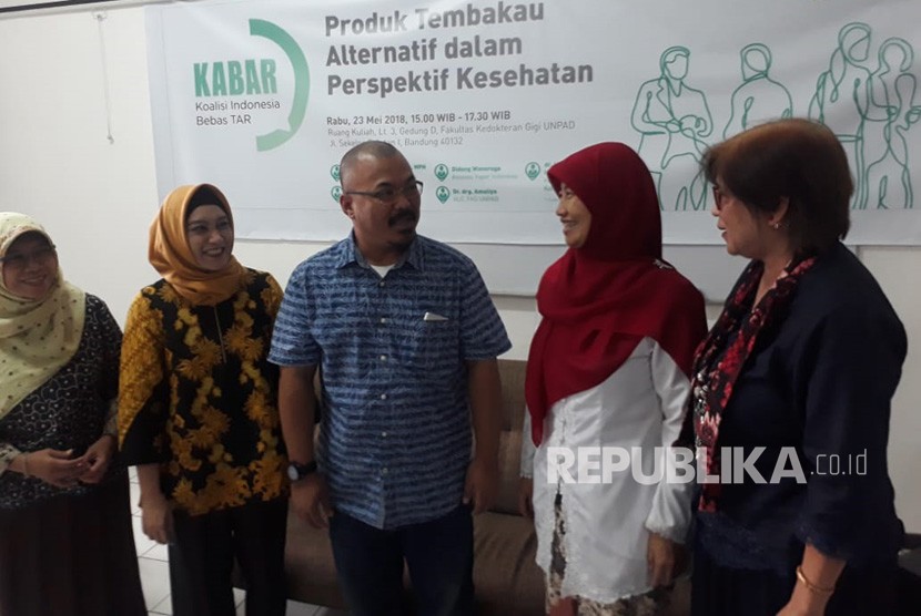 Sekretaris Dinas Kesehatan (Dinkes) Kota Bandung Nina Manarosana, menjadi pembicara dalam diskusi yang digelar Koalisi Indonesia Bebas TAR (KABAR) dalam gelaran KABAR Roadshow, di Kampus Fakultas Kedokteran Gigi Unpad, Rabu petang (23/5).