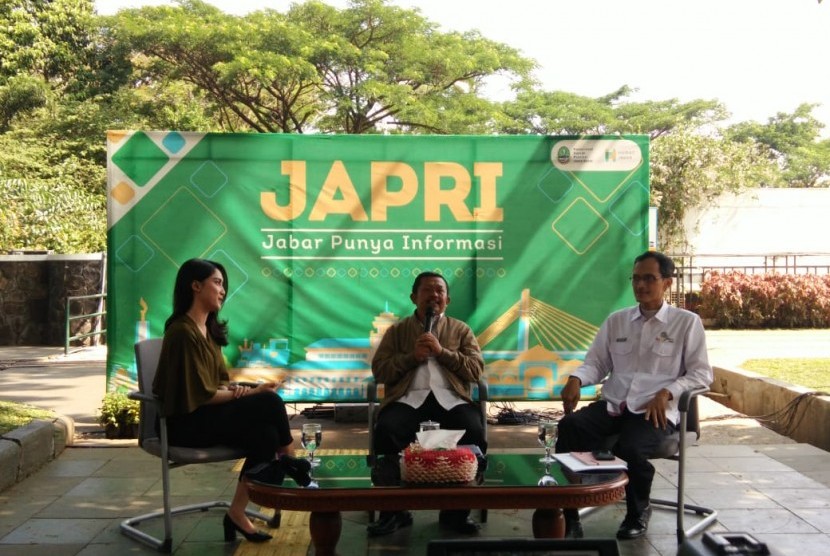 Sekretaris Dinas Pemberdayaan Masyarakat dan Desa Provinsi Jawa Barat, Wahyudin (tengah) memberikan penjelasan pada wartawan.