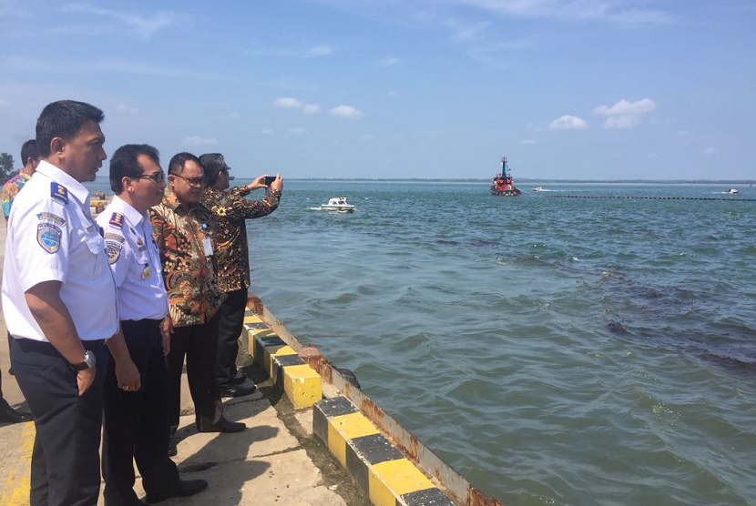  Sekretaris Direktorat Jenderal Perhubungan Laut Kapten Rudiana saat melakukan tinjauan langsung ke lokasi tumpahan minyak didampingi Kepala KSOP Kelas I Balikpapan dan General Manager PT Pelindo Balikpapan.