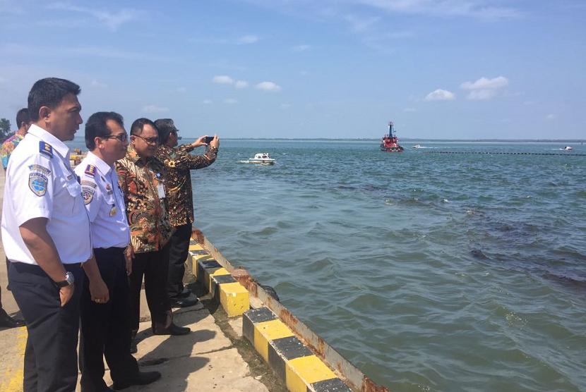 Sekretaris Direktorat Jenderal Perhubungan Laut Kapten Rudiana saat melakukan tinjauan langsung ke lokasi tumpahan minyak didampingi Kepala KSOP Kelas I Balikpapan dan General Manager PT Pelindo Balikpapan pada, Selasa (3/4).