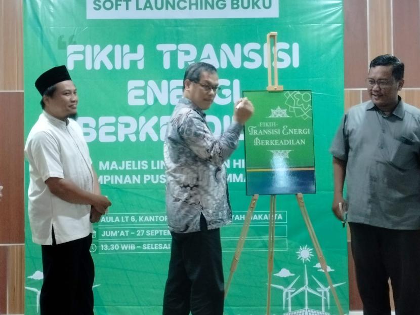 Sekretaris Ditjen EBTKE Kementerian ESDM Sahid Djunaedi saat hendak menandatangani dummy buku Fikih Transisi Energi Berkeadilan di gedung Muhammadiyah, Jakarta, Jumat (27/9/2024).