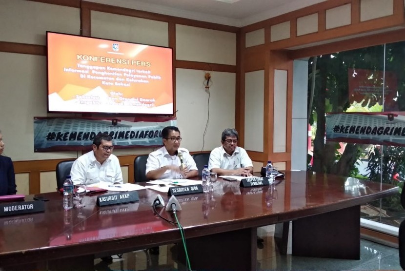 Sekretaris Ditjen Otonomi Daerah Akmal Malik, memberikan keterangan tentang tak adanya penghentian layanan publik di Kota Bekasi, keterangan diberikan dalam konferensi pers di Jakarta Pusat, Rabu (1/8). Muslim AR