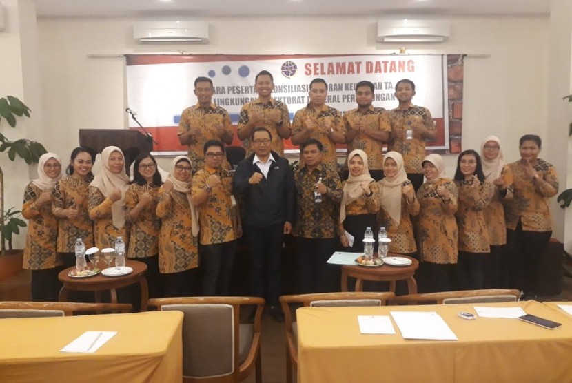 Sekretaris Ditjen Perhubungan Laut Arif Toha fotobersama usai acara Rekonsiliasi penyusunan Laporan Keuangan Tahun Anggaran 2019 di Bandung, Senin (13/1) malam.