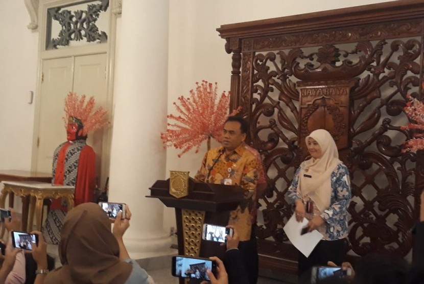 Sekretaris DKI Jakarta Saefullah mengumumkan Upah Minimum Provinsi (UMP) DKI Jakarta 2019, di Balai Kota DKI Jakarta, Kamis (1/11). 