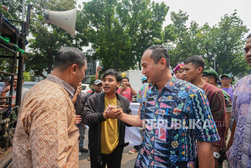 Sekretaris DPRD DKI Jakarta Augustinus menerima perwakilan Komite Peduli Jakarta (KPJ) di Gedung DPRD DKI Jakarta, Kamis (25/9). 