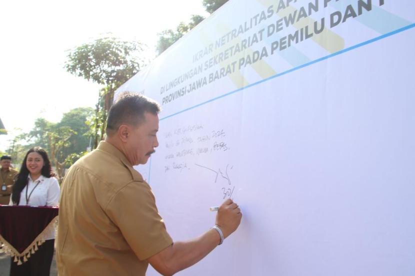Sekretaris DPRD Jawa Barat Barnas Adjidin saat acara apel pagi sekaligus pengucapan ikrar dan penandatangan pakta integritas netralitas ASN di lingkungan Sekretariat DPRD Jawa Barat, Bandung, Senin (30/10/2023).