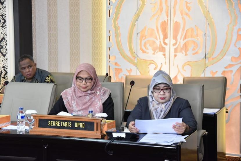 Sekretaris DPRD (Sekwan) Jawa Barat (Jabar) Ida Wahida Hidayati (kanan). 