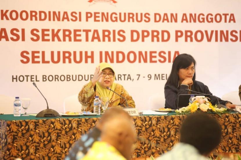 Sekretaris DPRD (Sekwan) Provinsi Jawa Barat Ida Wahida Hidayati memimpin rapat  koordinasi pengurus dan anggota Asosiasi Sekretaris DPRD Provinsi Seluruh Indonesia (Asdepsi) di Jakarta, Senin (8/5/2023). 