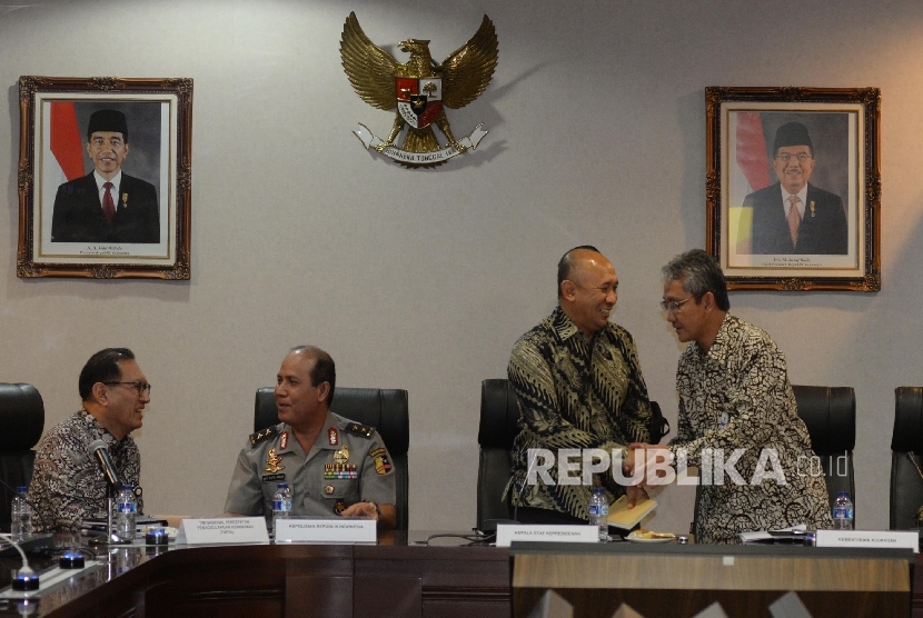 Sekretaris Eksekutif Tim Nasional Percepatan Penanggulangan Kemiskinan (TNP2K) Bambang Widianto (kiri), 
